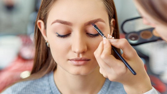 Mastering the Art of Applying Eyebrow Powder