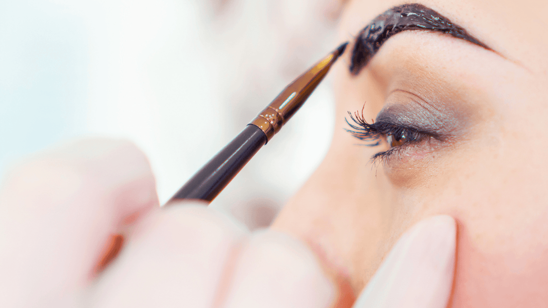 Applying henna brow tint with a brush – processing time and layer thickness